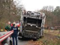 Muellwagen droht zu kippen Koeln Koenigsforst Baumschulweg  P08